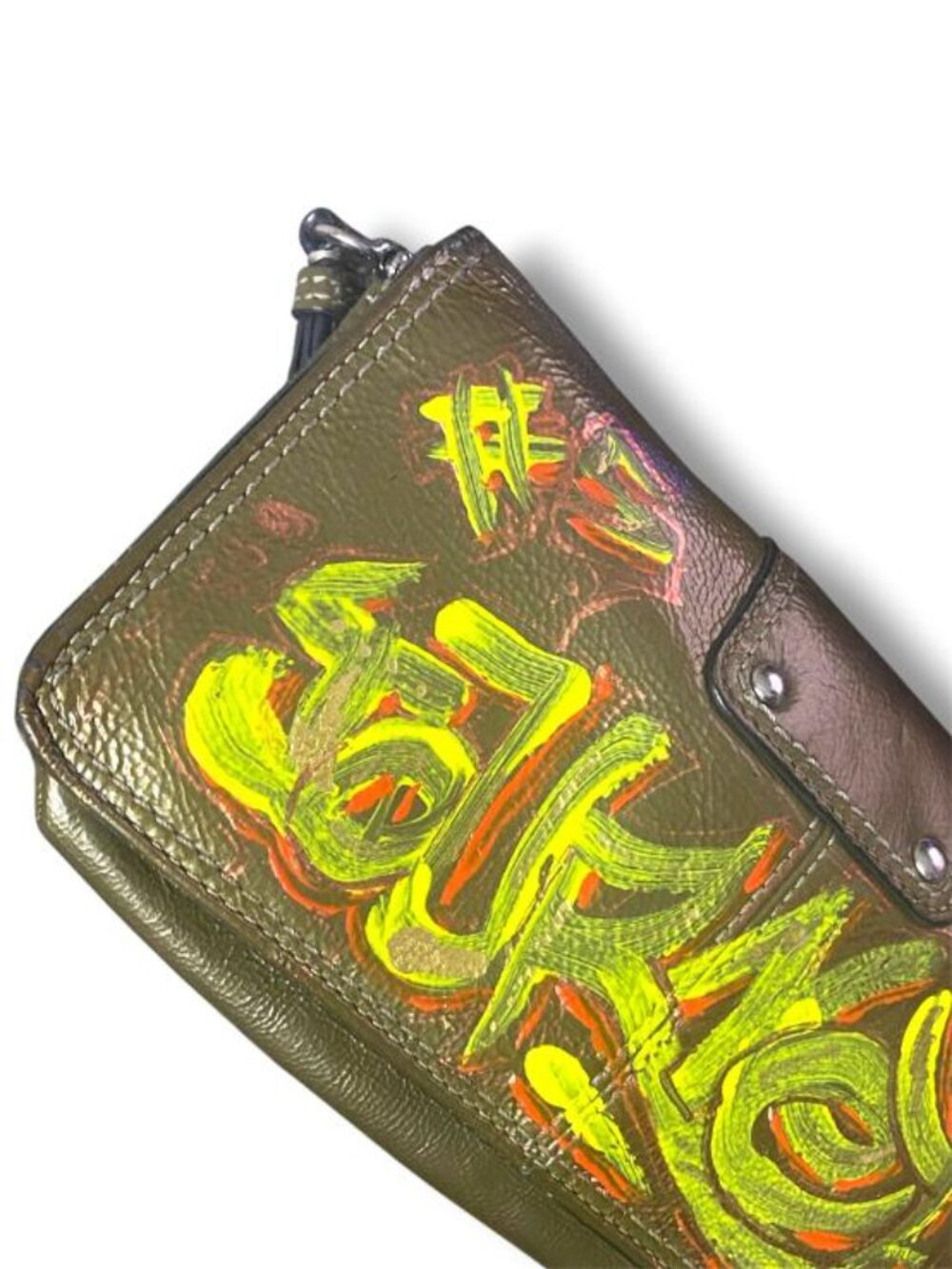 COACH - OLIVE LEATHER JOURNEY413 CUSTOMIZED MIAMI 305 - WRISTLET #5 - Picture 4 of 4